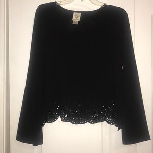 Cute black blouse!
